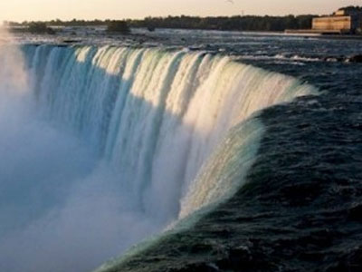 Στα μπλε πύργος του Τορόντο – καταρράκτες Νιαγάρα για το βασιλικό μωρό